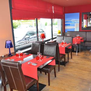 Tables disposées côté rue